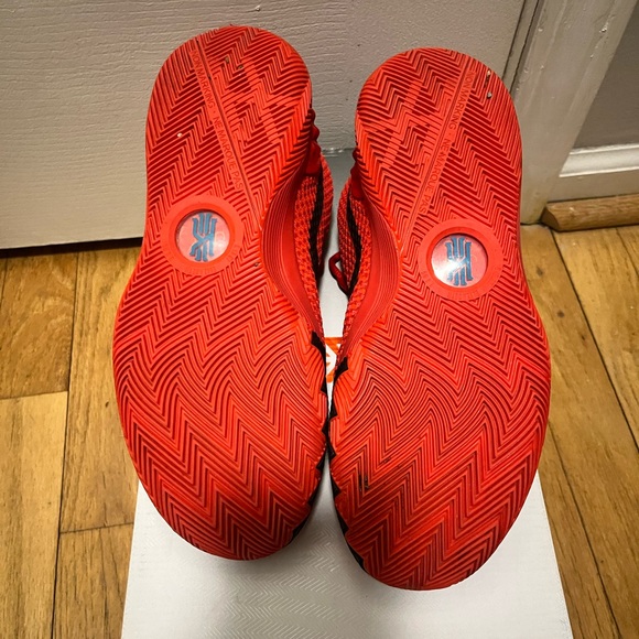 Kyrie 1 Sneakers (GS) - Picture 3 of 7